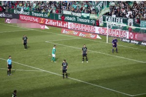  德甲赛季过半各队表现分化强弱差距逐渐显现  