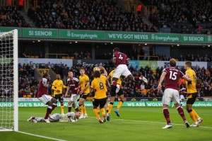  狼队主场击败曼联报上赛季双杀之仇