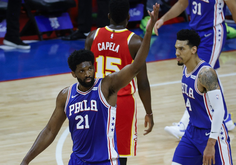  恩比德统治内线七六人轻取热火获三连胜