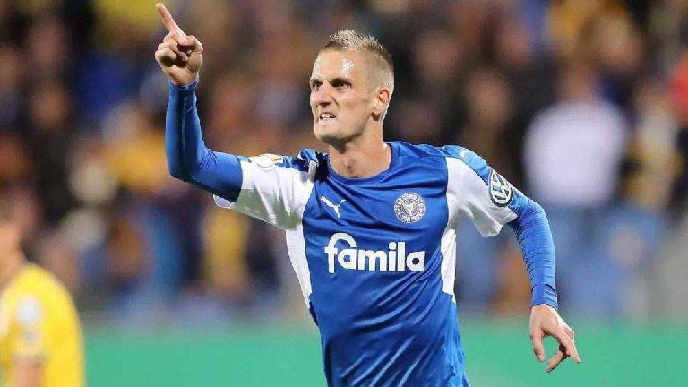  基尔高士丁边路突破犀利，德甲翼锋对决成为焦点